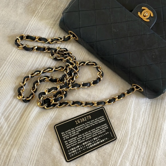 Chanel vintage black small single flap crossbody bag with gold hardware - Picture 4 of 13